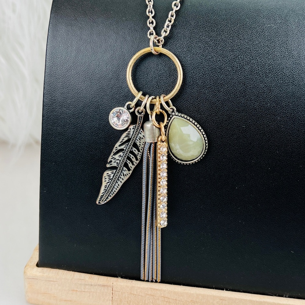 Beautiful vintage aged, silvertone, multi charm pendant costume necklace